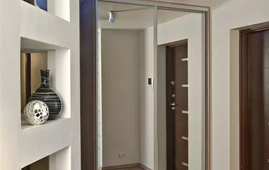 Распашной шкаф с зеркалом 2